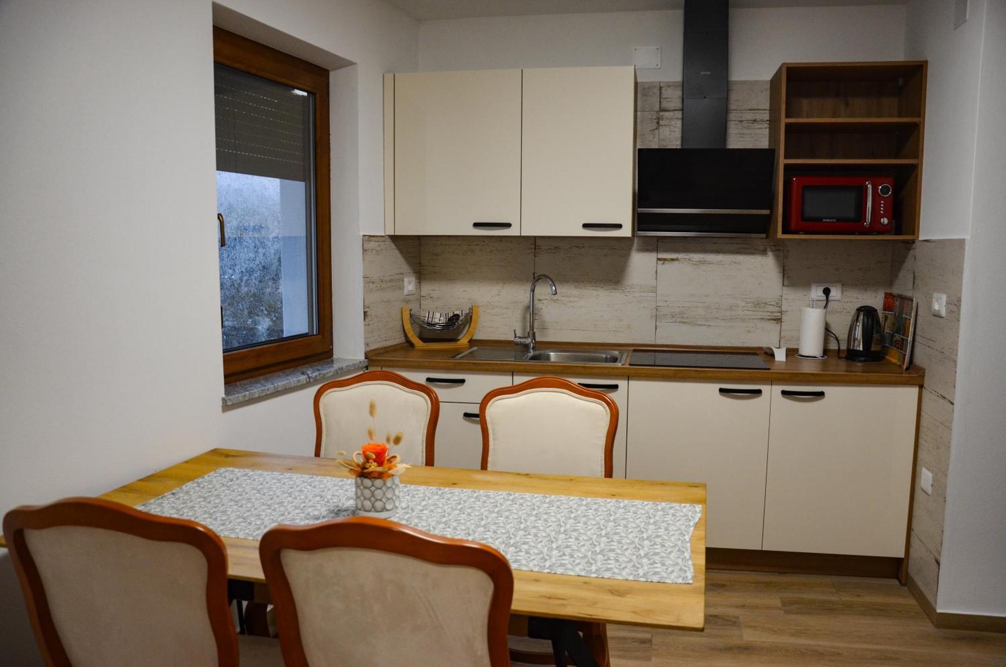 Apartmaji Tanto Malovse Crnice Exterior photo